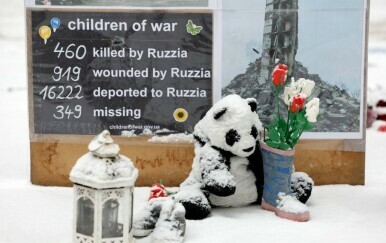 Podsjetnik na stradalu i otetu djecu u ratu, postavljen ispred ruske ambasade u Berlinu