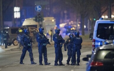 Policija na ulici u Hamburgu nakon pucnjave u centru Jehovinih svjedoka