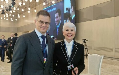 Bivša hrvatska premijerka Jadranka Kosor na svom Twitter profilu objavila afotografiju s Vukom Jeremićem