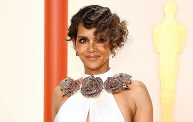 Halle Berry u haljini Tamare Ralph na Oscarima 2023. - 4