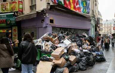 Pariz se guši u smeću