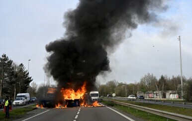 Francuski prosvjednici blokirali promet
