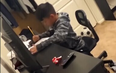 Dječak rješava domaću zadaću
