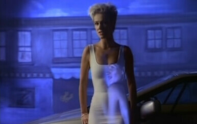 Prizor iz video spota za pjesmu 'It Must Have Been Love' grupe Roxette