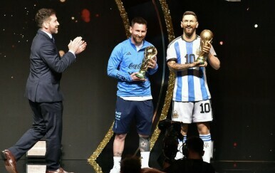 Lionel Messi s trofejom Svjetskog prvenstva pokraj svoje replike