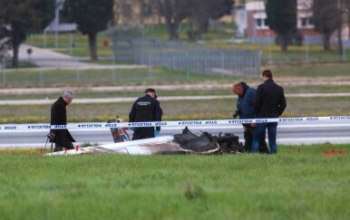 Dvoje ljudi poginulo u padu malog privatnog aviona - 30