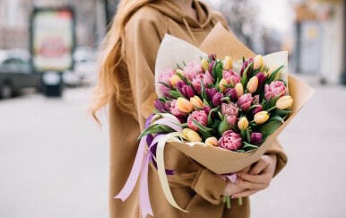Žena drži cvijeće