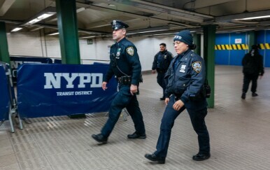 Policija u podzemnoj željeznici u New Yorku