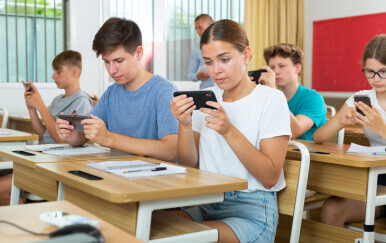 Nova školska godina, nova pravila: Nema više mobitela u srednjim školama