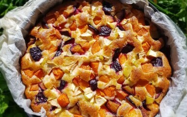 Biskvitni kolač s voćem