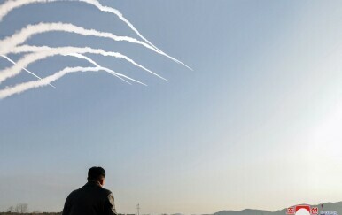 Sjevernokorejske vježbe gađanja super velikim raketnim bacačima - 1