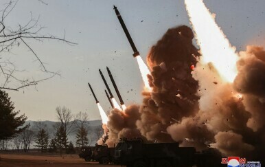 Sjevernokorejske vježbe gađanja super velikim raketnim bacačima - 4
