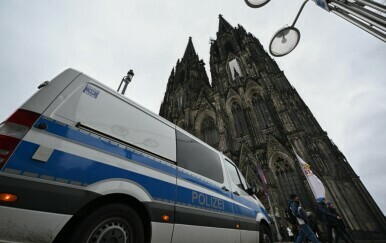 Policija ispred katedrale u Koelnu