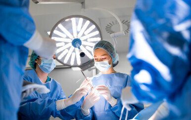LIječnički tim tijekom operacije