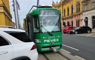 Mercedes Biljane Borzan zapriječio prolaz tramvaju