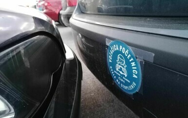 Užasno ili odlično parkiranje? Izveli nemoguće i šokirali prolaznike