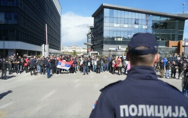 Grupa prosvjednika blokirala je ulaz u redakciju N1 u Beogradu - 2