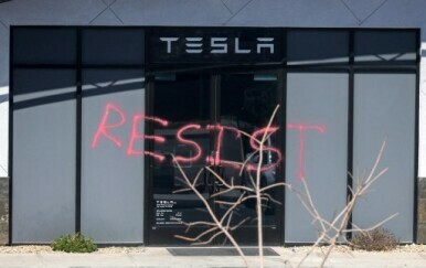 Vandalizam na ulazu u Teslin servis