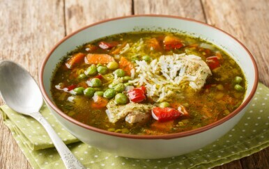 Prava proljetna: Recept za prefinu juhu od piletine i graška koja je toliko bogata da se poslužuje kao glavno jelo