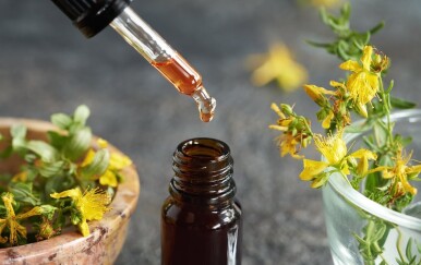 Kantarion za sinuse: Zašto ga sve više ljudi koristi umjesto klasičnih kapi za nos?