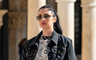 Ulična moda Dubrovnik u bijelim tenisicama i skinny trapericama