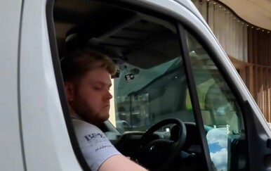 Kako biste reagirali da vam se ovo dogodi u prometu? Snimka postala hit na društvenim mrežama