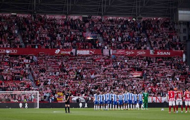 Utakmica prekinuta nakon samo tri minute: Cijeli stadion je utihnuo, a onda je stigla tragična potvrda