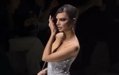 Snimka gdje Emily Ratajkowski hoda pistom obišla internet