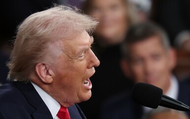 Trump o napadima na Iran: Razvaljujemo ih