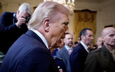 Trump primijećen s osipom na vratu, liječnici kažu da nema opasnosti