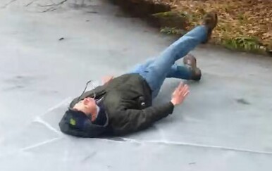 Nisu mogli odoljeti glupiranju na ledu, pogledajte kako su se proveli