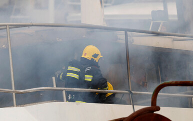 Zapalio se brod Amadeus u luci Bajnice