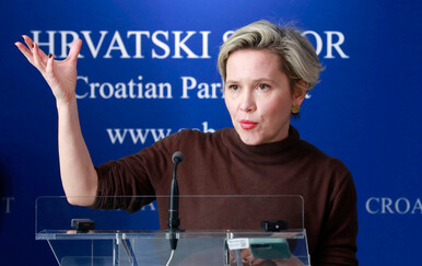 U Saboru kritike na račun Kekin, ona odgovara da i vladajući idu u škole