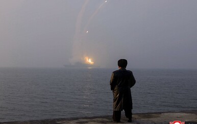 FOTO Kim Jong Un testirao krstareće rakete s novog razarača i najavio ubrzano nuklearno naoružavanje mornarice