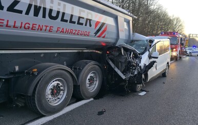 Petero ozlijeđenih u nesreći na A1, kombi udario u kamion