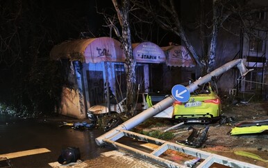 Krš i lom u zagrebačkoj Dubravi: BMW zabio u stup, djevojku vadili vatrogasci