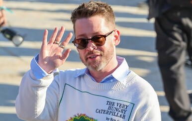 Macaulay Culkin na Pariškom tjednu mode privukao pažnju, ali ne zbog pulovera, već zbog šarenih noktiju