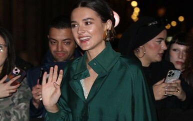 Charlotte Lawrence šokirala outfitom na reviji u Parizu
