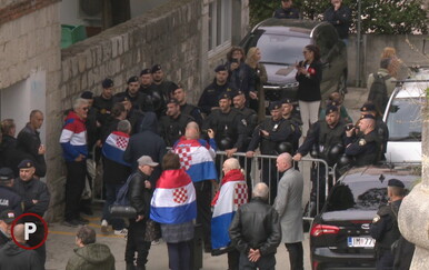 Provjereno donosi priču o okupljanjima ispred domova neistomišljenika