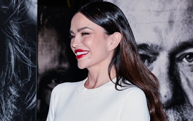 Severina s torbicom u obliku gljive na otvorenju izložbe