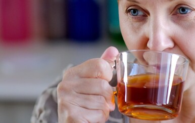 Čaj od 3 korijena koji pomaže jetri – pijte ga 21 dan i probudite tijelo nakon zime