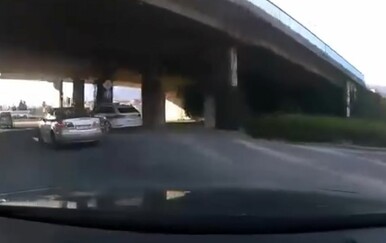 “Žuto je bilo”: Pred policijom prošao kroz čisto crveno, ali neki gledatelji svejedno vide žuto