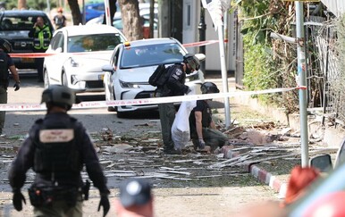 Izraelske sigurnosne snage i hitne službe okupljaju se na mjestu iranskog napada u Givatayimu, u središtu Izraela