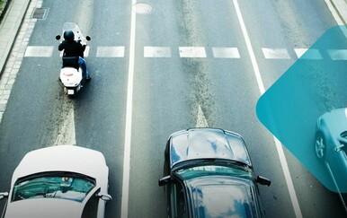 Prolazak motora između auta u koloni – da ili ne?