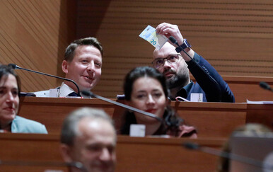 Parlamentarna većina glasom Zurovca povećana na 78 zastupnika