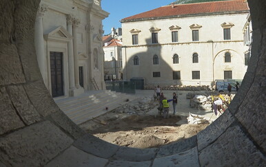 Nepoznati počinitelj pokušao otvoriti sarkofag ispred dubrovačke katedrale