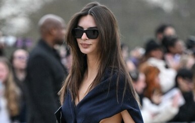 Emily Ratajkowski bez majice na Tjednu mode: Pulover pretvorila u najodvažniji top u Parizu