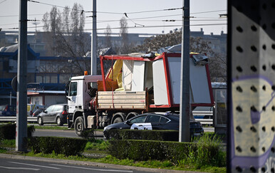 Kontejner na prikolici kamiona zapeo za nadvožnjak na Držićevoj