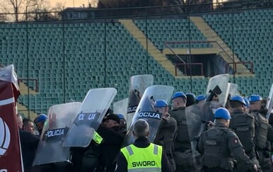 VIDEO BiH bruji o scenama u Sarajevu, Mamić uletio u teren, sudac otišao u pratnji policije