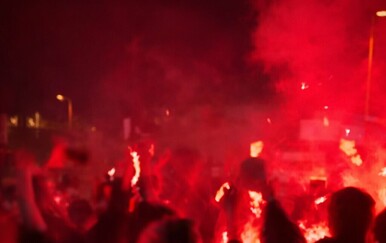 VIDEO Navijači pripredili doček u Maksimiru: Cardoso Varela se zaigrao s bakljom